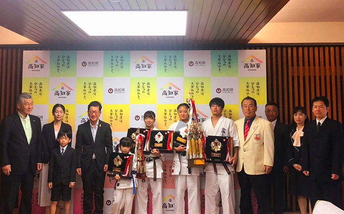 全世界大会の代表に決まった山中咲和選手と、ドリームフェスティバルで入賞した選手たちで濱田高知県知事を表敬訪問